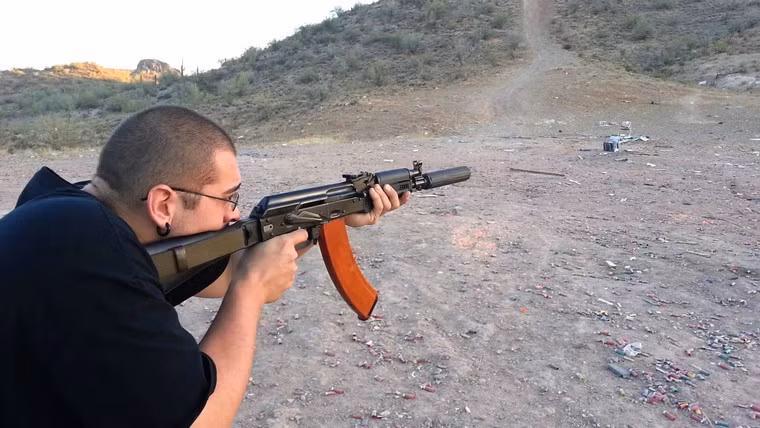 Với một số dòng AK kiểu cũ như AK-47 do không được thiết kế để gắn thêm nòng giảm thanh nên muốn gắn thêm loại phụ kiện này chúng phải trải qua công đoạn cải tiến nhỏ nhưng đòi hỏi độ chính xác cao. Sau khi cải biên, khẩu AK-47 sẽ có một rãnh xoắn (ren xoắn) ở đầu nòng để có thể gắn thêm nòng giảm thanh, loa che lửa hay nòng giảm giật. Nguồn ảnh: Youtube.