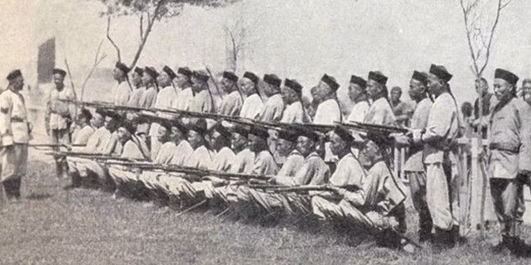 Cuộc chiến tranh Trung-Nhật giúp người Trung Quốc nhận ra rằng, việc cải cách quân đội, trang bị vũ khí phương Tây với số lượng lớn là bắt buộc, không thể trì hoãn thêm nữa. Sau cuộc chiến, nhà Thanh đã tìm mua với số lượng rất lớn các trang bị vũ khí hiện đại hơn cho quân đội của mình, tuy nhiên động thái này của nhà Thanh là quá muộn, quân đội phong kiến Trung Quốc chưa kịp hiện đại hóa, thời đại phong kiến của Trung Quốc đã bị xóa sổ. Nguồn ảnh: Baidu.