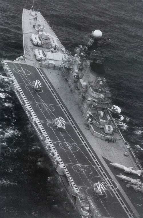 Thiết kế đường băng của tàu sân bay lớp Kiev không có đường dốc nhảy cầu hay máy phóng, khiến khả năng phục vụ các loại máy bay hết sức hạn chế. Nó chỉ có thể chở trực thăng săn ngầm Ka-25 hoặc Ka-27/29 và máy bay cất hạ cánh thẳng đứng Yak-38.