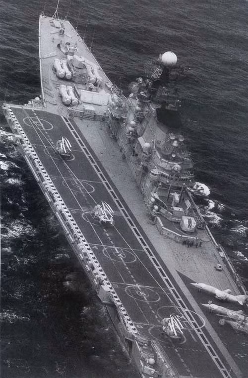 Thiết kế đường băng của tàu sân bay lớp Kiev không có đường dốc nhảy cầu hay máy phóng, khiến khả năng phục vụ các loại máy bay hết sức hạn chế. Nó chỉ có thể chở trực thăng săn ngầm Ka-25 hoặc Ka-27/29 và máy bay cất hạ cánh thẳng đứng Yak-38.