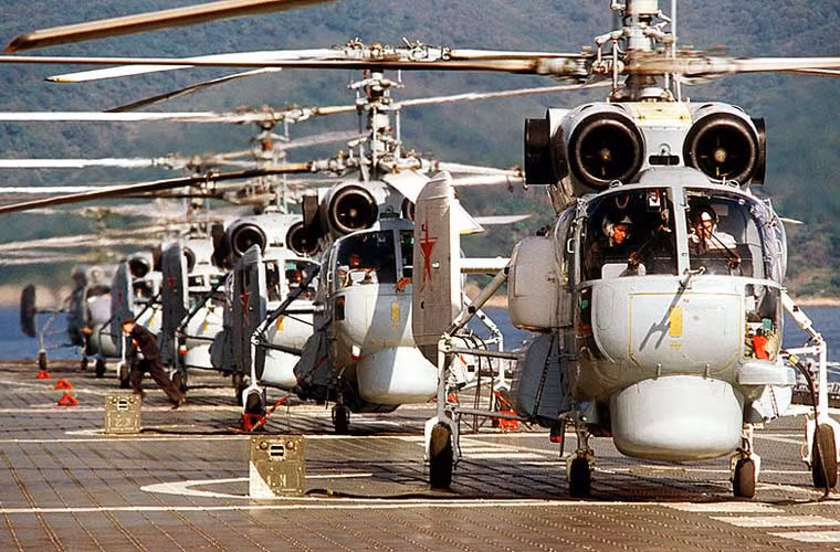 Trên đường băng tàu có 6 điểm cất hạ cánh cho trực thăng săn ngầm Ka-25 hoặc Ka-27 (ảnh).