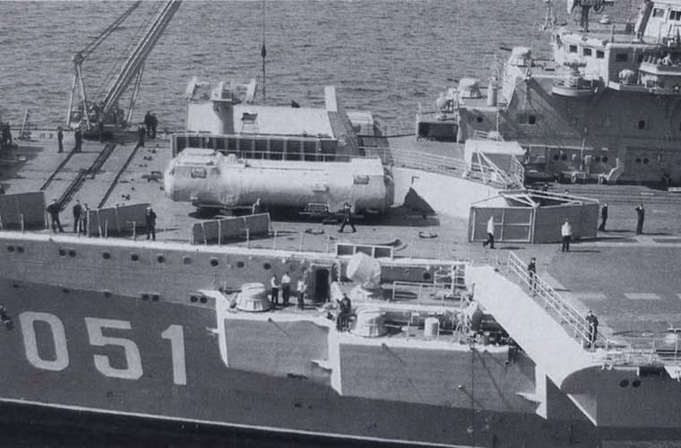 Cận cảnh một trong 4 bệ phóng tên lửa hành trình chống tàu tốc độ siêu âm P-500 Bazalt trên tàu sân bay lớp Kiev. Tổng cộng một tàu này mang tới 8 quả đạn P-500 đạt tầm phóng 500km, có khả năng hủy diệt tàu sân bay chỉ với 1-2 phát bắn.