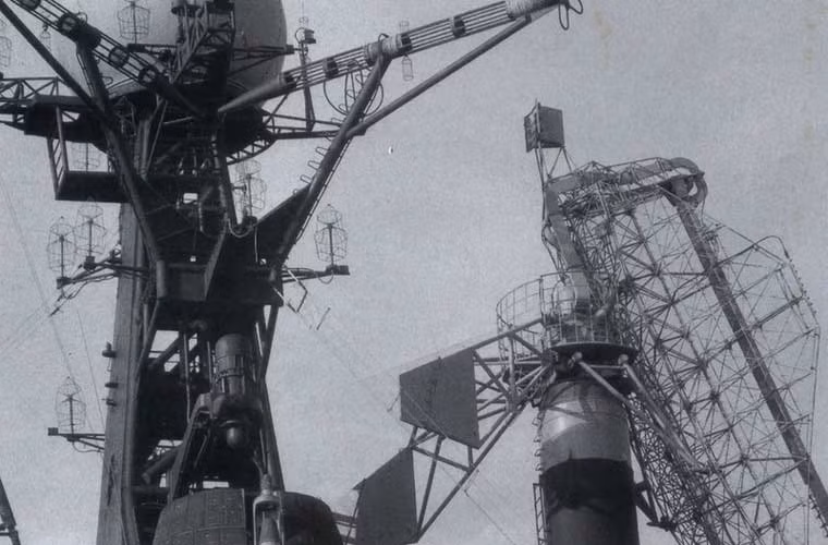 Anten radar đồ sộ đặt trên thượng tầng tàu sân bay.