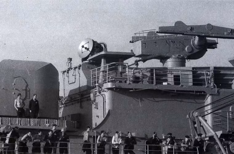 Khả năng tác chiến phòng không của lớp tàu sân bay Kiev cũng rất đáng gờm với hai bệ phóng tên lửa tầm trung M-11 Shtorm (72 quả đạn tên lửa, tầm bắn 30km), hai bệ phóng tên lửa tầm thấp 9K33 Osa (40 đạn), hai ụ pháo 76,2mm nòng kép và 8 ụ pháo AK-630. Có thể nói, với hỏa lực này thì khó có vũ khí nào của NATO xuyên thủng được lớp Kiev.