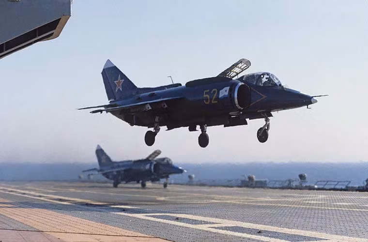 Tiêm kích cất hạ cánh thẳng đứng Yak-38 thực hiện cất cánh trên đường băng tàu sân bay Kiev. Yak-38 đạt tốc độ 1.280km/h, tầm bay 1.300km, mang được 2 tấn vũ khí trên 4 giá treo (gồm tên lửa không đối đất Kh-23; tên lửa đối không R-60M; bom hàng không FAB-500, FAB-250 hoặc ZB-500 hoặc bom hạt nhân RN-28).