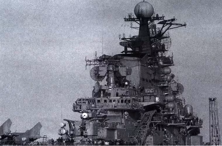 Cận cảnh “đảo khổng lồ” (thượng tầng tàu) đặt ở mạn phải tàu sân bay Kiev. Trên “đảo” được tích hợp một số hệ thống vũ khí phòng không và chi chít các loại radar cảnh giới, định vị…