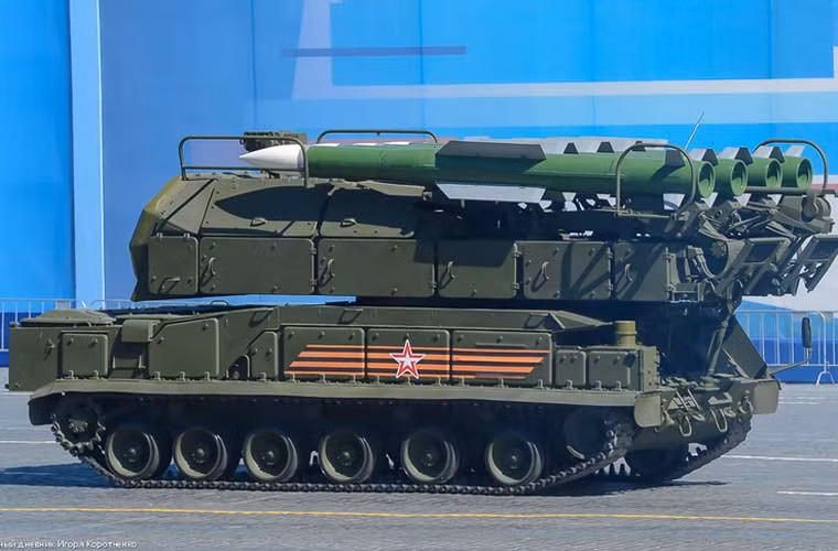 Một xe phóng tự hành của tổ hợp tên lửa phòng không tầm trung Buk-M2 tham dự duyệt binh 9/5.