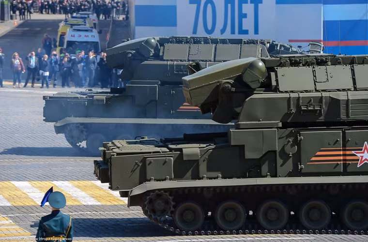 Tổ hợp tên lửa phòng không 9K332 Tor-M2 được đưa vào phục vụ năm 2007, tăng khả năng tự động hóa, thời gian phản ứng chỉ mất 7 giây, có thể hạ 4 mục tiêu cùng lúc ở tầm 1-15km, độ cao hạ mục tiêu từ 10m tới 10km.