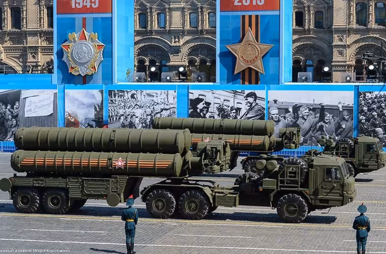 Trong ảnh, hai xe phóng tự hành của tổ hợp tên lửa phòng không S-400 do công ty Almaz-Antey sản xuất lăn bánh trên khu vực duyệt binh lớn nhất trong lịch sử nước Nga hiện đại.