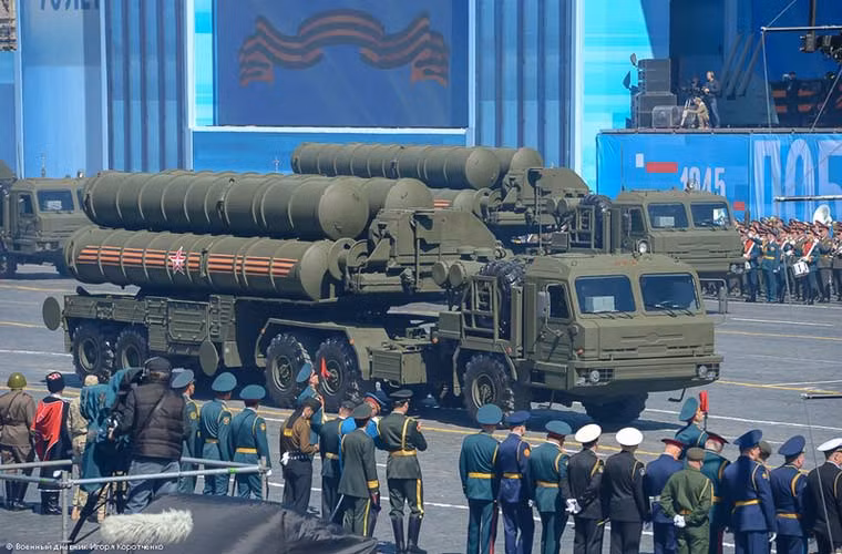 S-400 Triumf là phiên bản nâng cấp toàn diện dựa trên họ tên lửa S-300, có khả năng phát hiện mục tiêu cách 400km, cao 40-50km. Hệ thống được trang bị nhiều loại đạn có thể bắn hạ mục tiêu cách xa 5-400km, riêng tên lửa đạn đạo là ở tầm 60km, độ cao bắn hạ từ 10m tới 27km. Đây được xem là hệ thống tên lửa phòng không bắn xa nhất thế giới hiện nay.