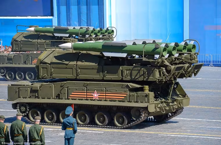 Buk-M2 cũng là sản phẩm tên lửa phòng không cực kỳ tối tân do Almaz-Antey thiết kế cho lực lượng vũ trang Liên Xô, Nga và phục vụ xuất khẩu. Tổ hợp Buk-M2 có khả năng tấn công đồng thời 6 mục tiêu cùng lúc, tầm bắn 3-50km, độ cao hạ mục tiêu từ 10m tới 25km.