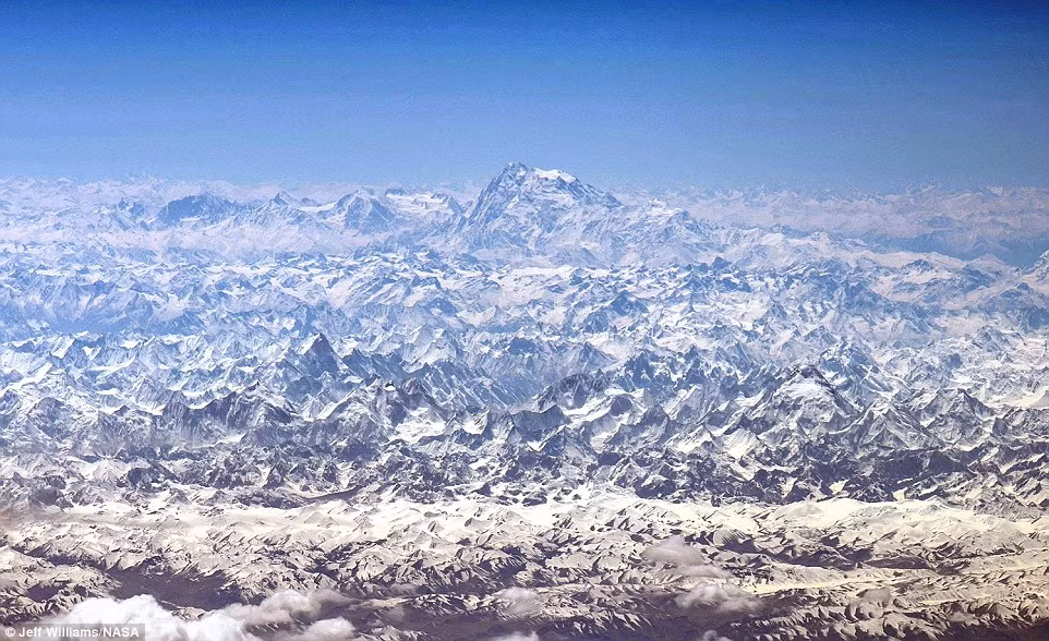 Khoảnh khắc dãy Himalaya khoác lên mình bộ áo choàng mùa đông trắng, thơ mộng. Nguồn ảnh: Dailymail.