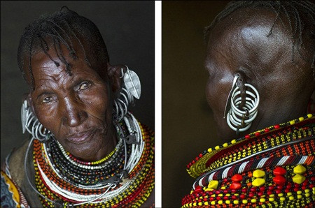 Bộ tộc này cũng có những cách làm đẹp vô cùng độc đáo. Cả đàn ông và phụ nữ của bộ tộc đều đeo những chiếc khuyên tai bằng nhôm. Bên cạnh đó, những người phụ nữ luôn đeo đầy vòng hạt quanh cổ trong khi đàn ông sẽ mang một bộ tóc nặn bằng đất sét.