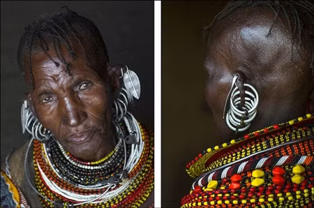 Bộ tộc này cũng có những cách làm đẹp vô cùng độc đáo. Cả đàn ông và phụ nữ của bộ tộc đều đeo những chiếc khuyên tai bằng nhôm. Bên cạnh đó, những người phụ nữ luôn đeo đầy vòng hạt quanh cổ trong khi đàn ông sẽ mang một bộ tóc nặn bằng đất sét.