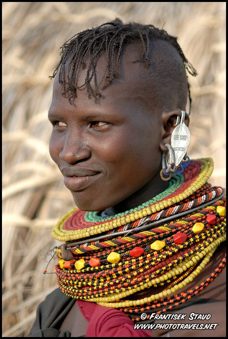  Bộ tộc Turkanna sống ở khu vực Bắc Kenya với dân số khoảng 250.000 người. Đây là một trong những khu vực khắc nhiệt và khó sống nhất trên thế giới với nhiệt độ trung bình vào ban ngày lên tới 45 độ C.