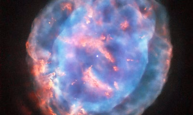  NGC 6818 là một tinh vân hành tinh được nằm trong chòm sao Nhân Mã, cách Trái Đất 6000 năm ánh sáng.