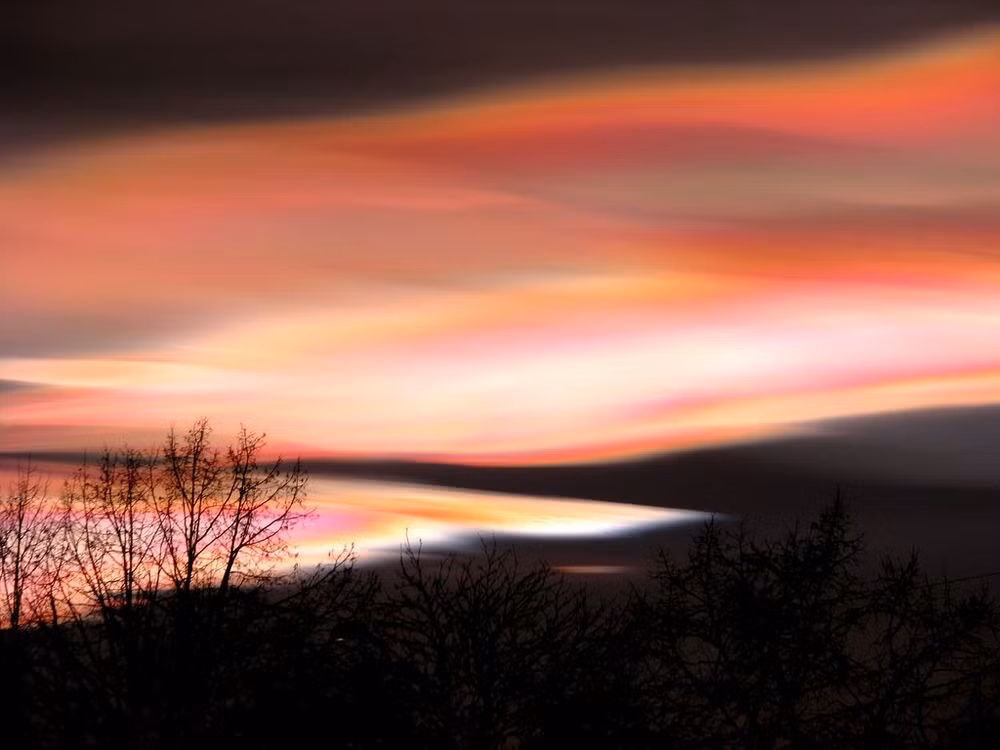 Nhiều thập kỷ trước, chúng ta bắt đầu sử dụng các chất như chlorofluorocarbon (CFC) trong bình xịt và nhiệt lạnh. Những hóa chất này đã bị loại bỏ, nhưng vẫn tồn tại đến ngày nay. CFC mất vài năm để bốc hơi thông qua tầng đối lưu cho đến khi chúng đạt đến tầng bình lưu, nơi chúng bắt đầu bị phân hủy bởi ánh sáng cực tím để sản xuất nguyên tử clo tự do. Các ion clorua từ đó sẽ phá hủy tầng ozone. 