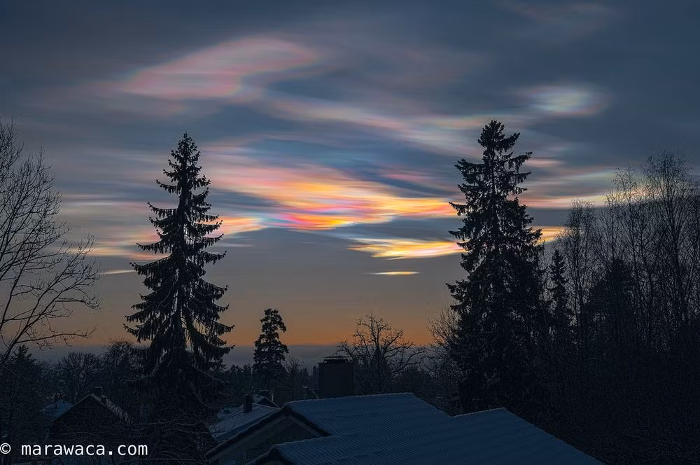 Đôi khi vào mùa đông, sau khi hoàng hôn hoặc trước khi bình minh, những đám mây mờ với màu sắc sinh động có thể hình thành trên nền trời hoàng hôn tối. 