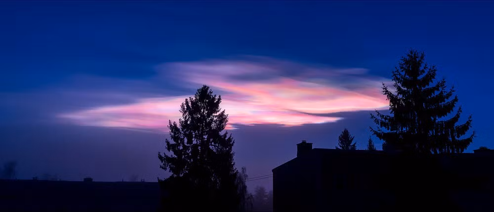 Loại mây hiếm đó được gọi là “ mây xà cừ” hay “đám mây xà cừ” hay mây tầng bình lưu vùng cực (viết tắt: PSC), và chỉ có thể được nhìn thấy từ các vùng vĩ độ cao như Iceland, Alaska, Bắc Canada, các nước Bắc Âu và Nam Cực.