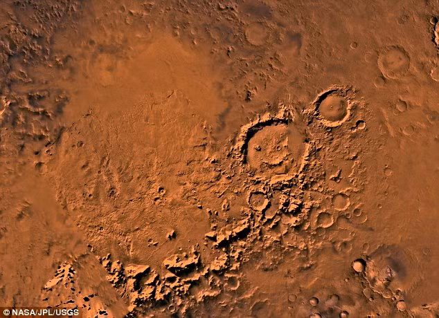 “Độ cao thấp của địa hình lưu vực Argyre cũng sẽ là một điểm cộng cho dấu hiện tồn tại một sự sống”. Khoảng 4 tỷ năm trước, bề mặt sao Hỏa chứa đầy nước lỏng, thậm chí có thể từng tồn tại cả một đại dương mênh mông. Lớp khí quyển lý tưởng dày đặc, ngăn chặn các tia bức xạ, cũng có thể là một điểm cộng khác cho sự tồn tại của một sự sống. Nguồn ảnh: Dailymail.