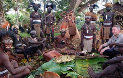  Ăn tro cốt người chết. Đây là một tập tục quái đản của bộ tộc Yanomami ở Brazil và Venezuela. Sau khi hỏa táng, phần tro cốt của người chết sẽ được trộn vào thức ăn, trong đó có món chính là món chuối nấu - món chính trong ngày giỗ tưởng nhớ người đã khuất.