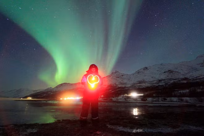 Khách du lịch có tên là Marion Duignan, cô đi nghỉ ở Na Uy và vô tình chụp được khoảnh khắc “hòa mình vào cực quang” vào 6/1/2016. Nguồn ảnh: Marion Duignan.