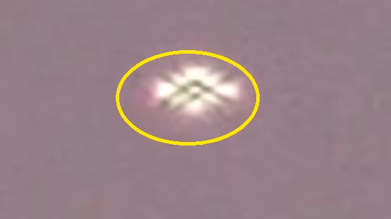 Giữa vật thể bay này là những đường sọc đan vào nhau như tấm lưới.