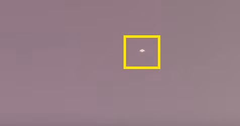 UFO này di chuyển rất chậm và nhấp nháy liên tục trên bầu trời. Sau khoảng 2 phút thì UFO mất hút vào nền trời mờ ảo lúc chiều tối. 