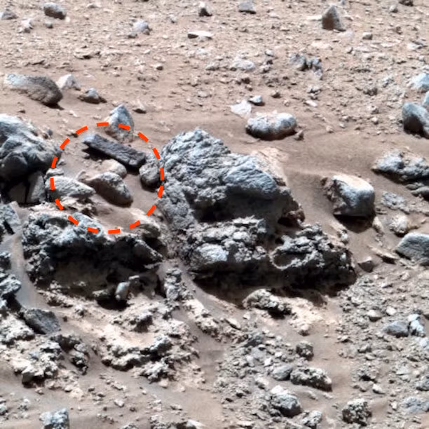 Nhiều chuyên gia săn lùng UFO cho rằng đây có thể là vết tích xương sọ của một loài bò sát cổ đại nào đó trên sao Hỏa. Hiện vật thể bí ẩn này đang khiến nhiều người quan tâm cũng như bày tỏ quan điểm, ý kiến trái chiều. Nguồn ảnh: ufosightingsdaily. 