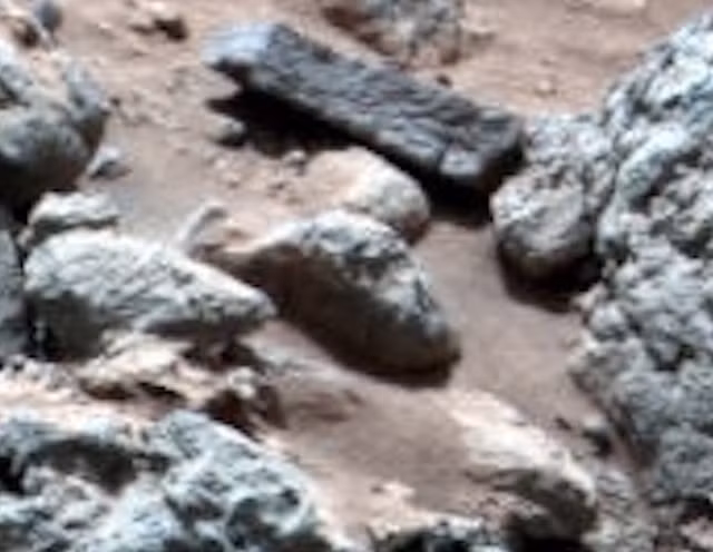 Vật thể lạ trên sao Hỏa có một khuôn mặt hoàn chỉnh gồm đầu, trán, mi mắt và mắt san sát nhau, mắt khá sâu. Ngoài ra, vật thể còn có miệng rộng kỳ lạ và phần cằm cũng khá là nhọn gây chú ý. Nguồn ảnh: ufosightingsdaily.