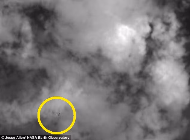 Đây là bức ảnh mà trạm không gian Landsat 8 chụp khi bắt gặp ISS bay qua khu vực Orissa ở miền đông Ấn Độ ở khoảng cách 400 km. Nguồn ảnh: Dailymail. 