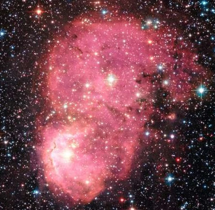 NASA đã đặt tên cho đối tượng này là tinh vân NGC 248. Ước tính nó cách Trái đất ta khoảng 200.000 năm ánh sáng.