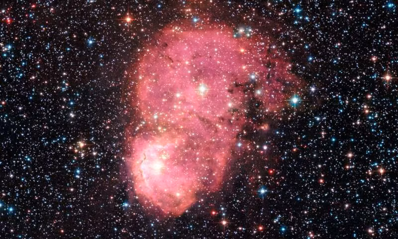 Đối tượng vừa phát hiện mang hình thái của một khối dị dạng, phát ra ánh sáng hồng. Phía bên trong đối tượng này chứa rất nhiều ngôi sao lùn trắng phát sáng mãnh liệt.