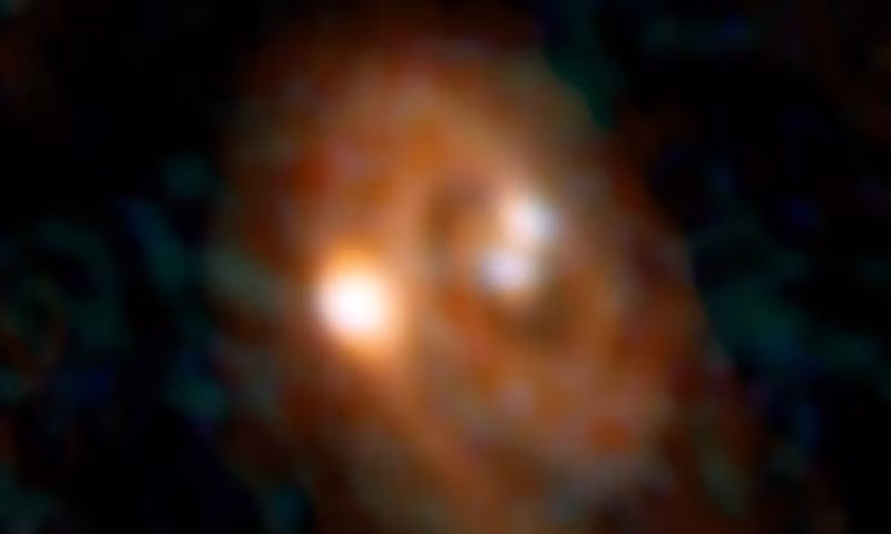 Ngoại trừ một ngôi sao tồn tại ở trung tâm đám mây khí bụi hình xoắn ốc thì hai ngôi sao còn lại tồn tại ở khoảng cách lần lượt cách 61 và 183 lần khoảng cách tương đương từ Trái Đất tới Mặt Trời.