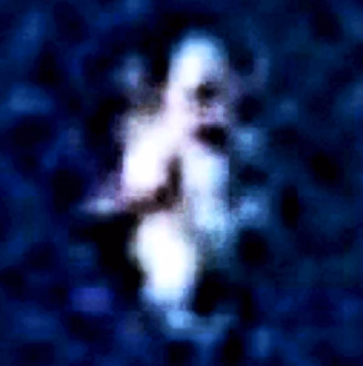 Những người quan sát không thể xác định danh tính thực sự của vật thể này là gì. 