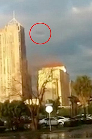 Vật thể lạ giống UFO ẩn mình trong một đám mây bão xám xịt ở bầu trời San Antonio, Texas.