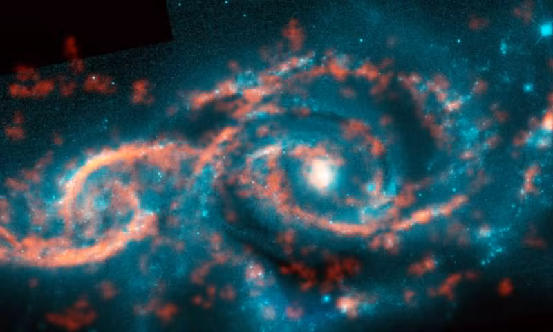 Nhìn từ thiết bị không gian, chúng giống hai mí mắt lớn và nhỏ màu đỏ. Và nguyên nhân gây ra hiện tượng này có thể đến từ sự nhiễu loạn năng lượng, phân tử khí, tia bức xạ khi hai thiên hà IC 2163 và NGC 2207 đang hoạt động ở khoảng cách gần nhau. 