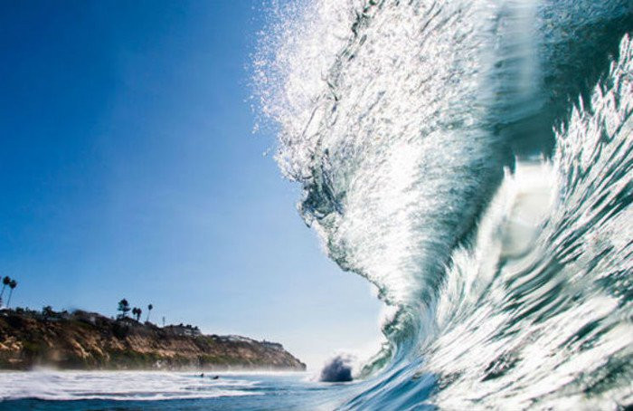 Ở vùng nước sâu thì sóng thần lại đặc biệt nguy hiểm do nó có thể di chuyển mà không thể nhận biết với tốc độ 800km/giờ và vượt qua toàn bộ đại dương trong một ngày hoặc chưa đến một ngày. Ở một số nơi, sóng thần chỉ khiến mặt biển dâng cao vài cm hoặc vài mét trong khi ở một số nơi khác, sóng thần có thể vươn cao đến 30m.