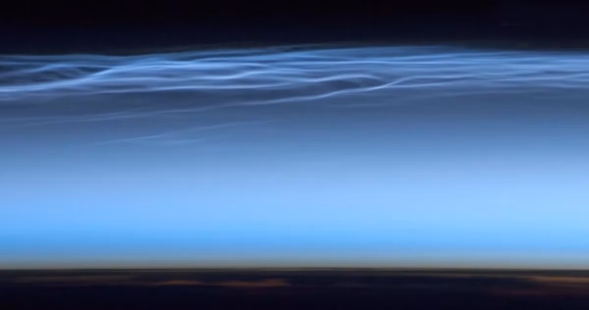 Tuy nhiên, các chuyên gia cho rằng mây dạ quang là bằng chứng về biến đổi khí hậu, vì những quan sát đầu tiên về chúng trùng hợp với thời điểm diễn ra cuộc cách mạng công nghiệp. Kể từ đó, các chất gây ô nhiễm của con người có thể đã bị đẩy lên tầng phía trên của khí quyển, tạo điều kiện hình thành các đám mây dạ quang mà điển hình nhất là ở Nam Cực. 