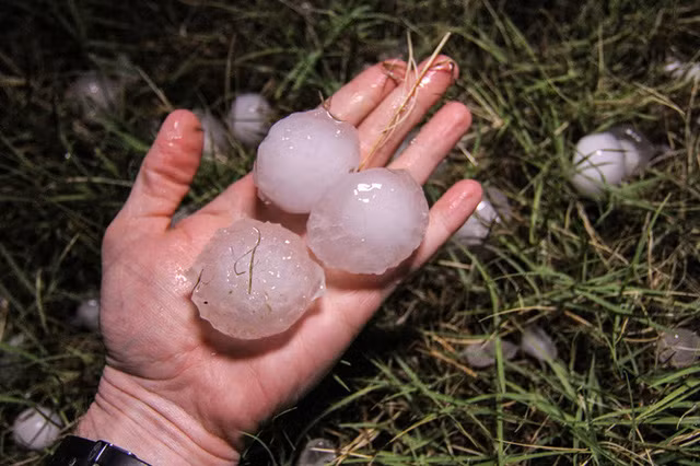 Mưa đá thường kết thúc rất nhanh trong vòng 5 -10 phút nhưng đô khi cũng có thể kéo dài từ 20 – 30 phút. Mưa đá rơi trong khí quyển với vận tốc rất lớn và vận tốc tăng tỷ lệ với kích thước. Đặc biệt, mưa đá chỉ xuất hiện vào mùa nóng.