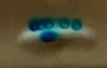 Tuy nhiên, điều đặc biệt là vật thể nghi UFO này có một vòng lửa đỏ kỳ lạ bao gồm 5 quả bóng màu lửa xếp liền kề với nhau và bên dưới là một quả bóng lửa đỏ khổng lồ.