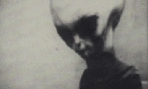 Sau đó, vật thể lạ bỗng đứng yên, rồi chao lượn lên rồi xuống ngay khu vực đó trong tầm khoảng độ năm phút. Sau đó, vật thể bỗng bay cao hơn, lạc về phía đông, mất hút ra khỏi tầm nhìn. Nguồn ảnh: Thestarwatch.