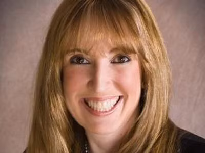 13. Rachael Chambers tham gia Google với vai trò một trợ lý điều hành từ tháng 5/1999. Làm việc cho Google: Tháng 5/1999 - 10/2000. Vị trí gần nhất tại Google: Trợ lý điều hành; sau đó là điều phối viên bán hàng quảng cáo. Công việc hiện tại: Quản lý lập trình tại Cisco.