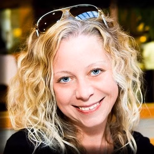 20. Kendra DiGirolamo gia nhập Google với vai trò là một điều phối viên bán hàng quảng cáo. Làm việc cho Google: Từ tháng 6/1999 - 5/2001. Vị trí gần đây nhất tại Google: Điều phối viên bán hàng quảng cáo. Công việc hiện tại: Nhà phân tích kinh doanh tại Driscoll.