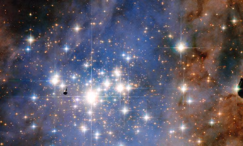 Vom sao kim cuong lap lanh qua kinh vien vong Hubble