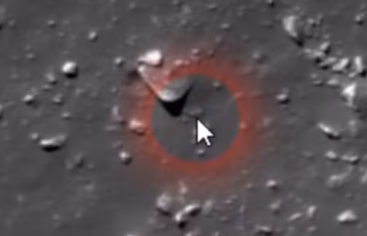 Ngoài ra, một chiếc bóng phần mũi vật thể hiện xuống nền địa chất, cho thấy vật thể lạ hình cỗ máy này đang chuẩn bị nâng cánh để bay, phần sau vẫn tiếp đất. Nguồn ảnh: ufosightingsdaily. 