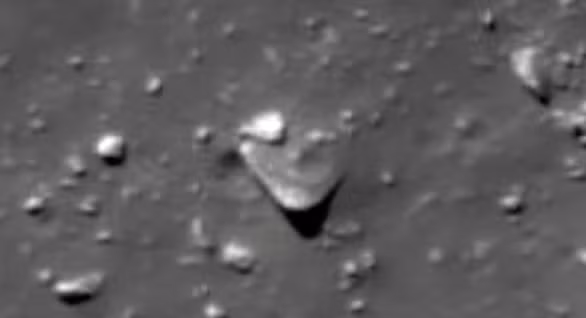 Vật thể lạ có hình dáng y hệt như một cỗ máy tam giác, hoặc như chiếc máy bay kiến trúc lạ thường thấy diễu hành trên bầu trời. Nguồn ảnh: ufosightingsdaily. 