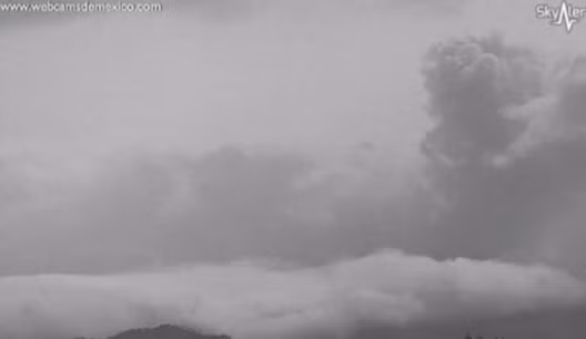 Các vật thể lạ nghi UFO xuất hiện trên bầu trời Mexico, gần một núi lửa vừa mới thức dậy và xả khói dày đặc trên bầu trời. Nguồn ảnh: Irishmirror. 