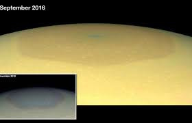 Hai bức ảnh so sánh gửi về cho thấy, trong suốt 4 năm qua, diện mạo của sao Thổ đã có sự thay đổi màu sắc lạ đến kinh ngạc. 