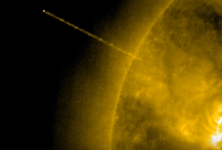 Đặc biệt hơn, có một "sợi dây" màu vàng nối giữa UFO này với bề mặt mặt trời.